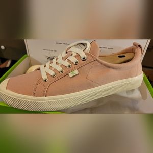 New Cariuma woman's 12.5 OCA Low Rose Canvas sneakers